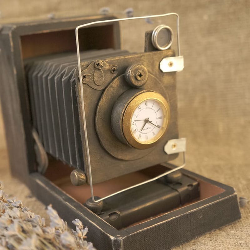 Эксклюзивные настольные интерьерные часы Retro Camera Эксклюзивные настольные интерьерные часы Retro Camera