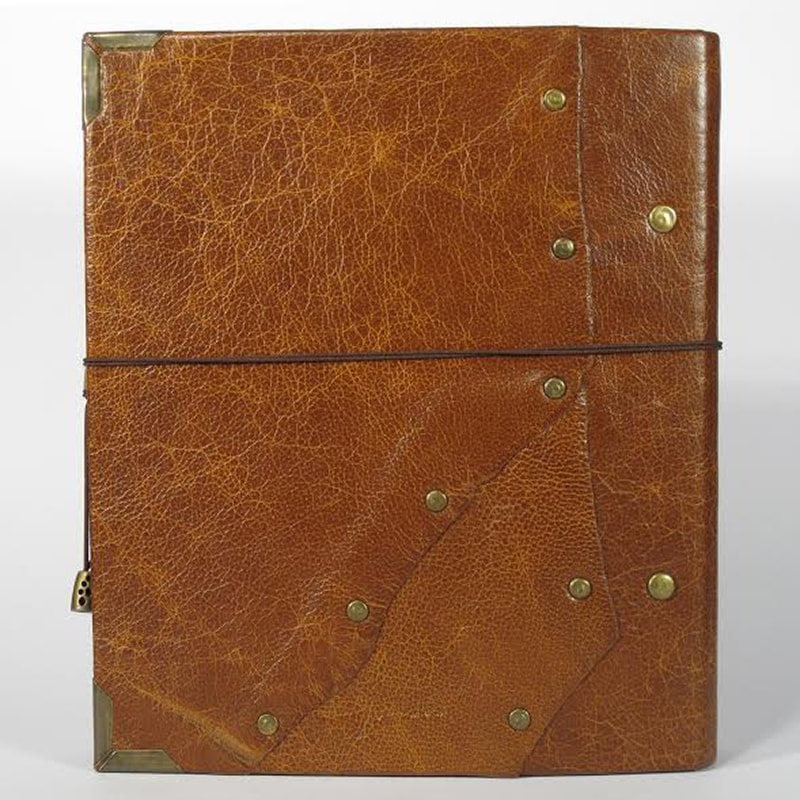 Дизайнерский семейный фотоальбом в подарок Family medallion brown leather