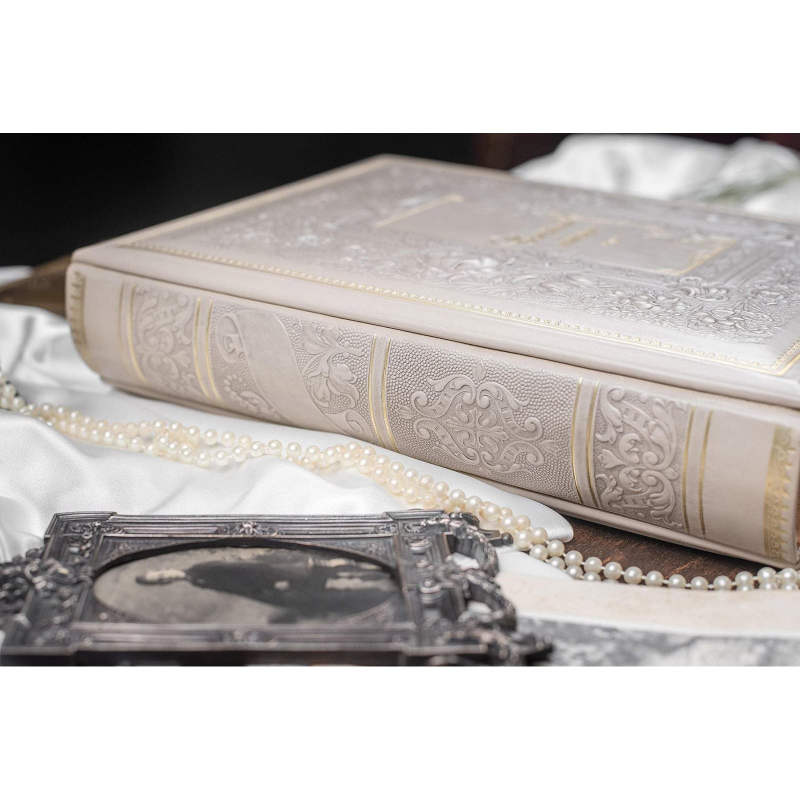 Книга родословная Сімейний Літопис white leather Книга родословная Сімейний Літопис white leather